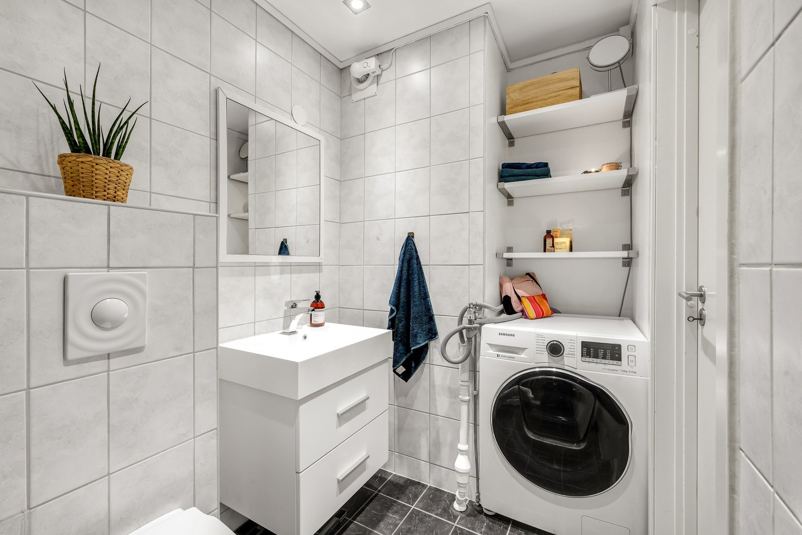 Av utstyr finnes det også veggmontert WC, dusjkabinett, kran/avløp for vaskemaskin og rørfordelingsskap. Galleribilde