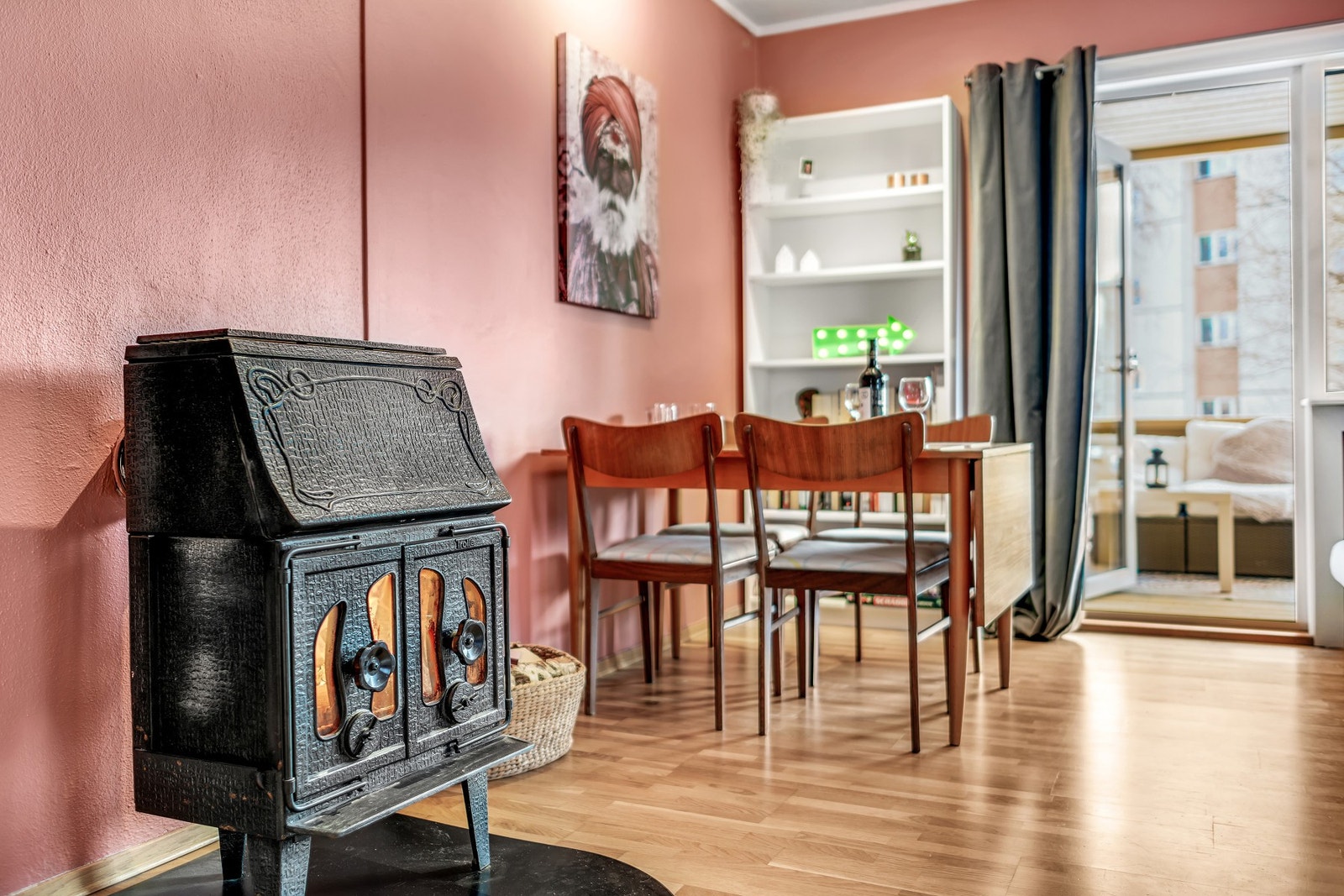 Vedovn. Vedfyring er et hyggelig alternativ som hjelper å holde energikostnadene lave. Galleribilde