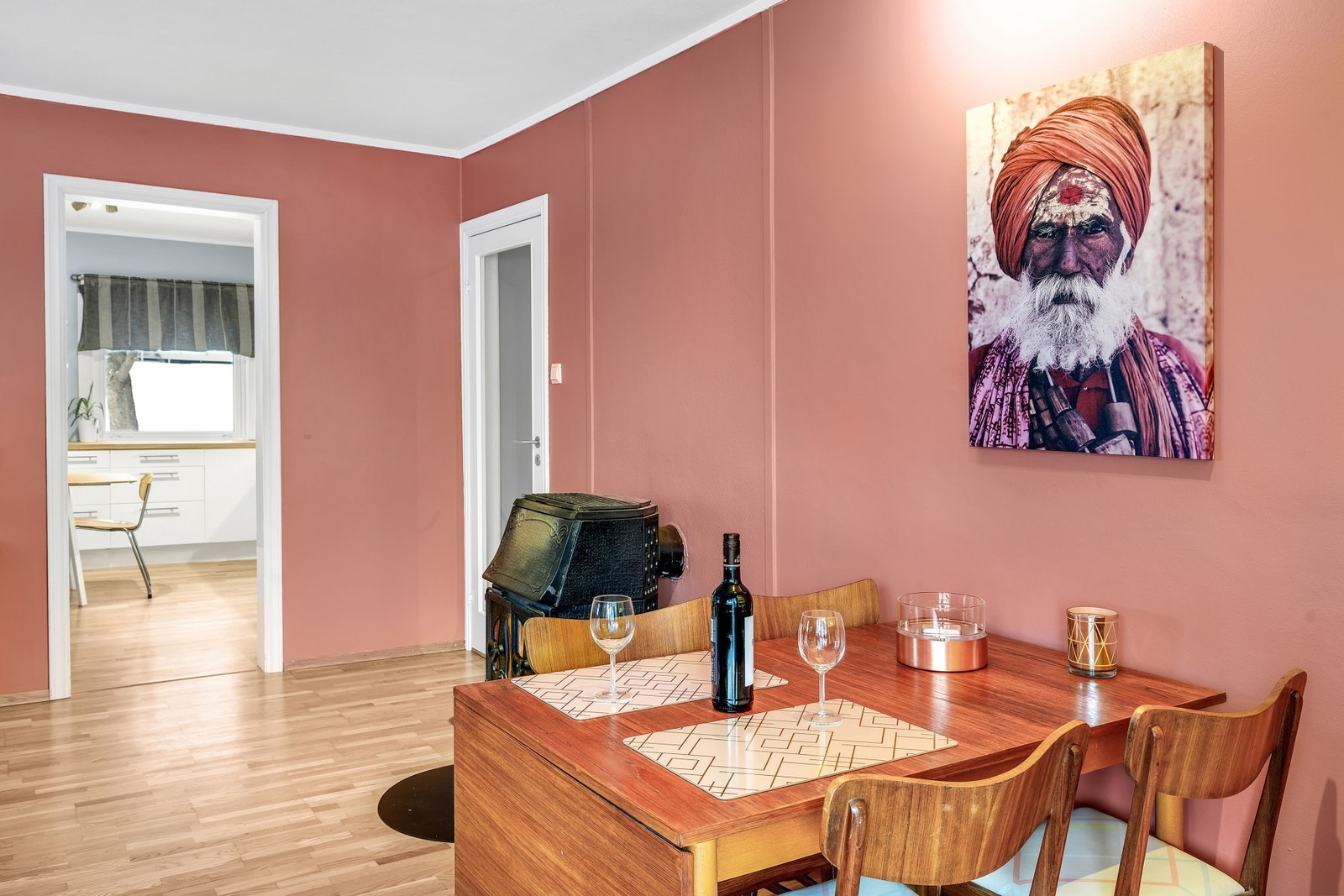 Spiseseksjonen finner sin naturlige plassering mellom stuen og kjøkkenet. Galleribilde