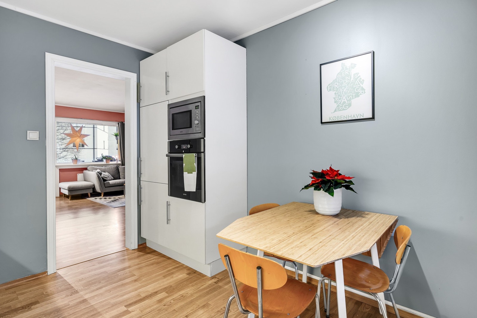 Av utstyr finnes det bl.a integrerte hvitevarer, ventilator, varmtvannsbereder og kran/avløp for oppvaskmaskin Galleribilde