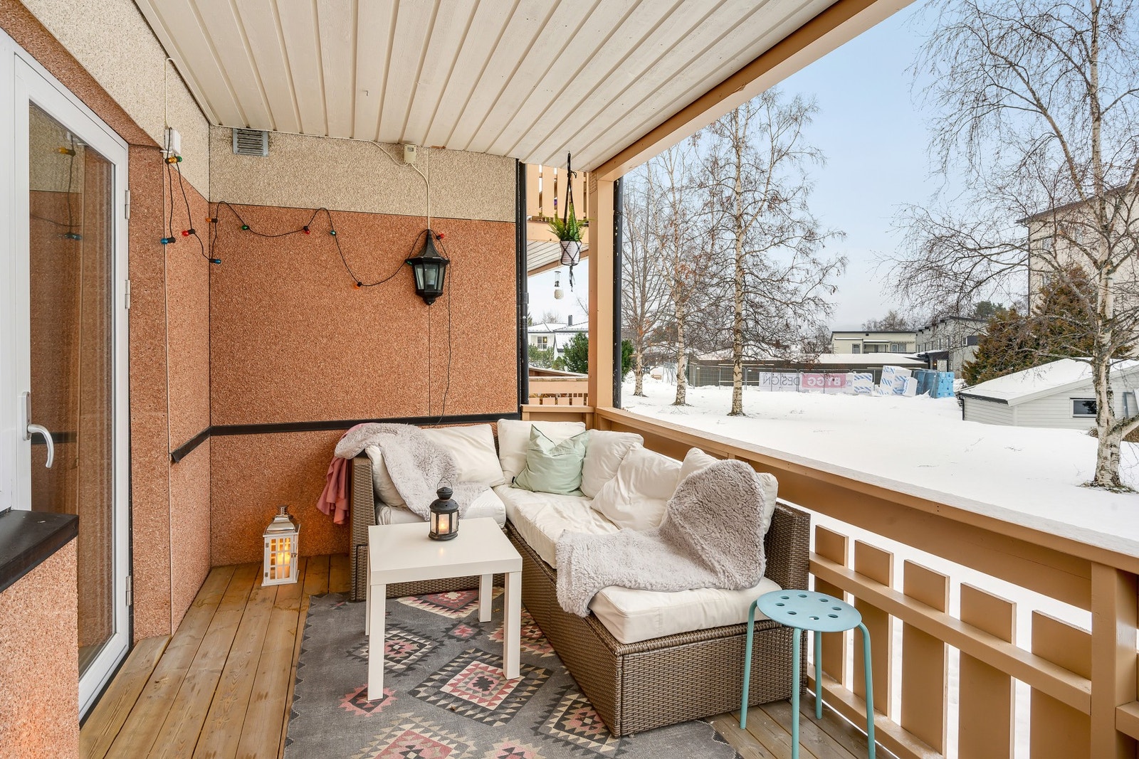 Balkongen er sør/øst-vendt og er på ca. 10m² med plass til ønsket utemøblement. Galleribilde