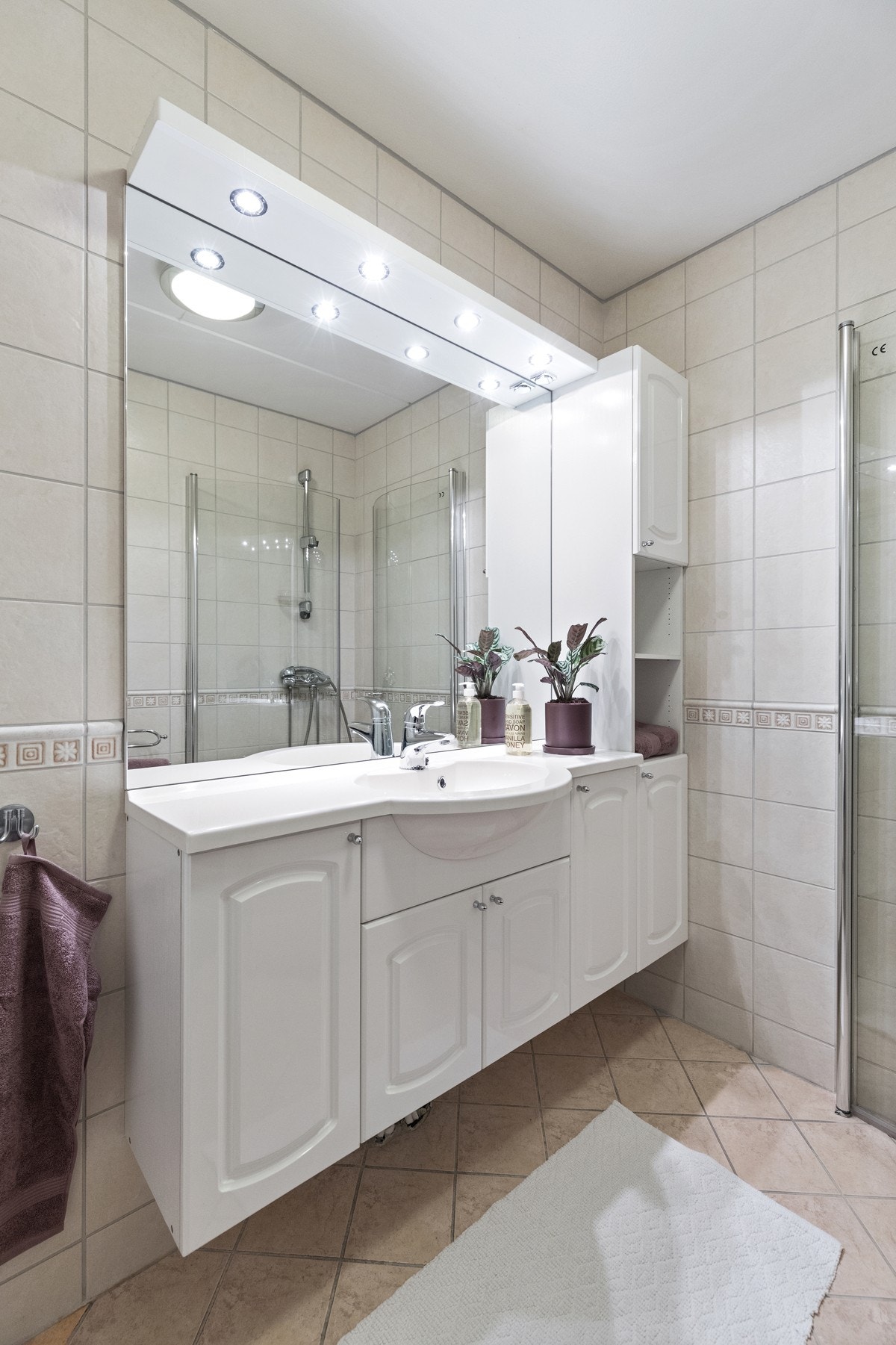 Malt profilert innredning med heltstøpt benkeplate og downlights Galleribilde