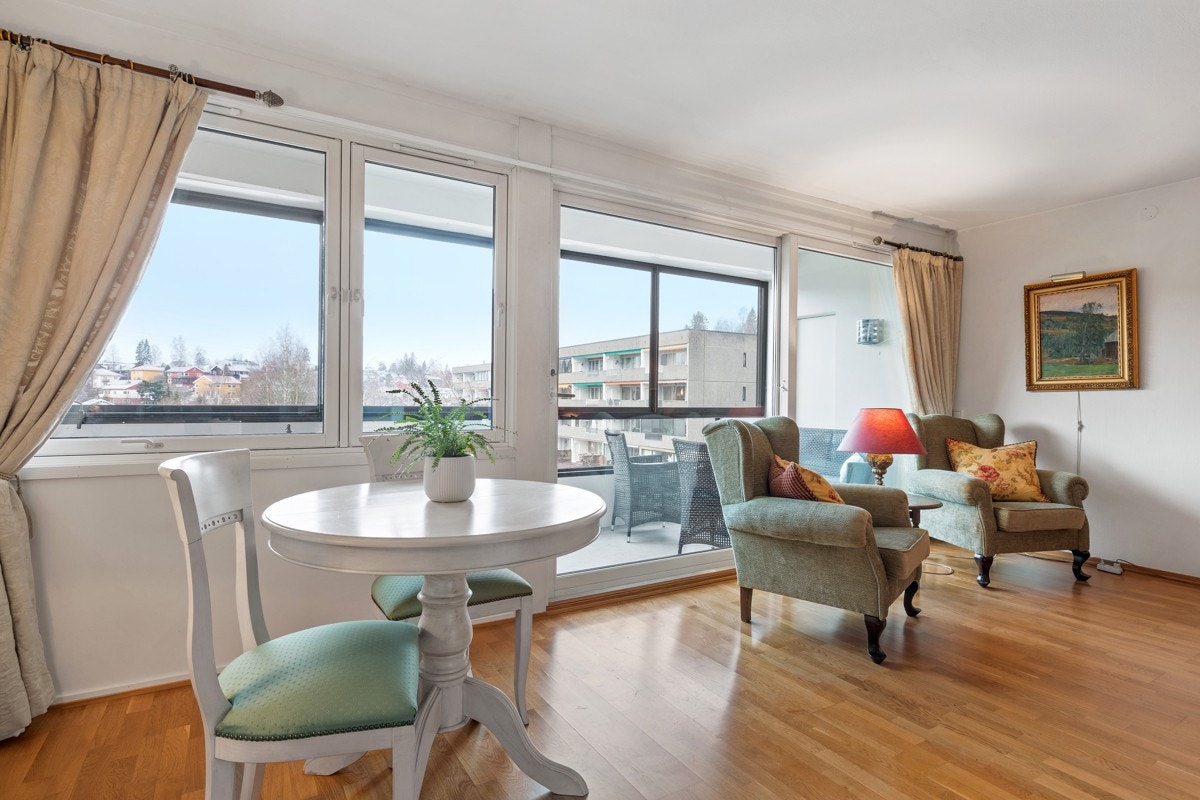 Skyvedørsfelt og vindu fra 2007 som slipper inn rikelig med naturlig lys Galleribilde