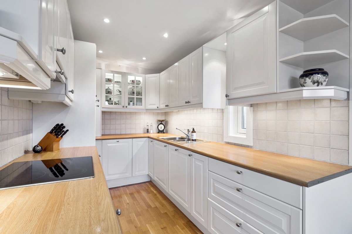 Praktisk kjøkken med mye skap- og benkeplass fra 2007 Galleribilde