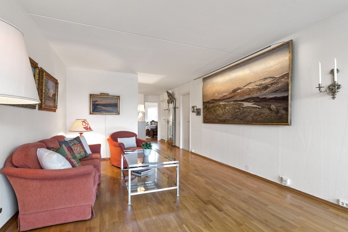 Leiligheten er gjennomgående og slipper inn mye naturlig lys Galleribilde