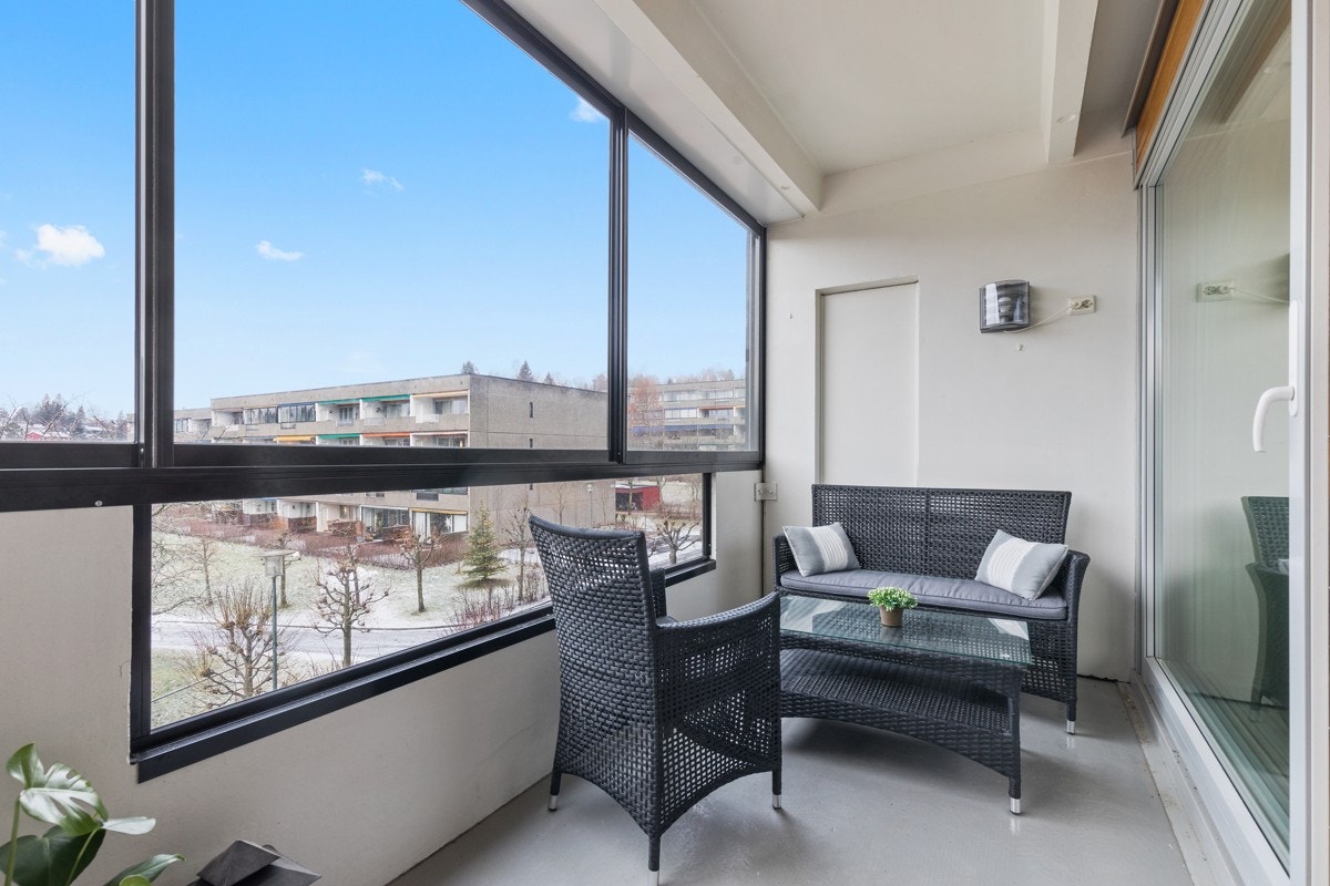 Flott innglasset balkong tilknyttet stuen Galleribilde