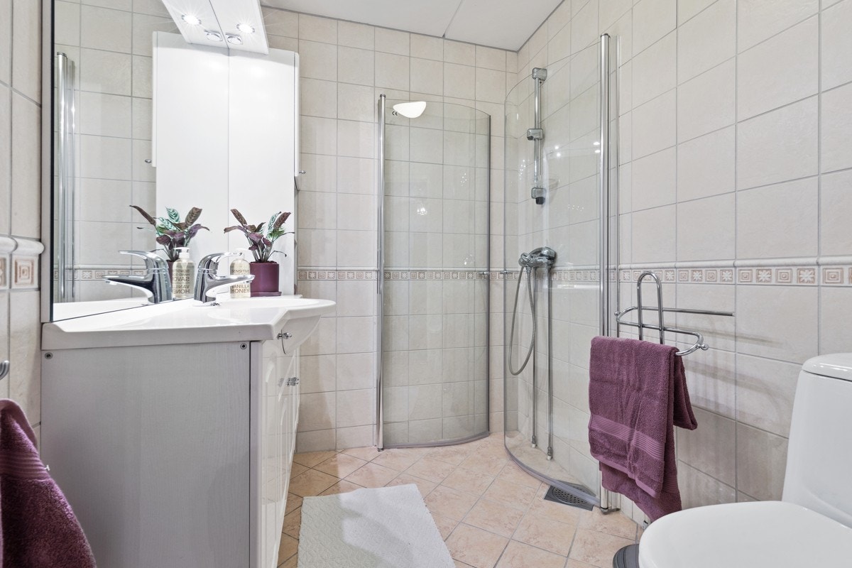 Lekkert bad med varmekabler og dusjhjørnet Galleribilde