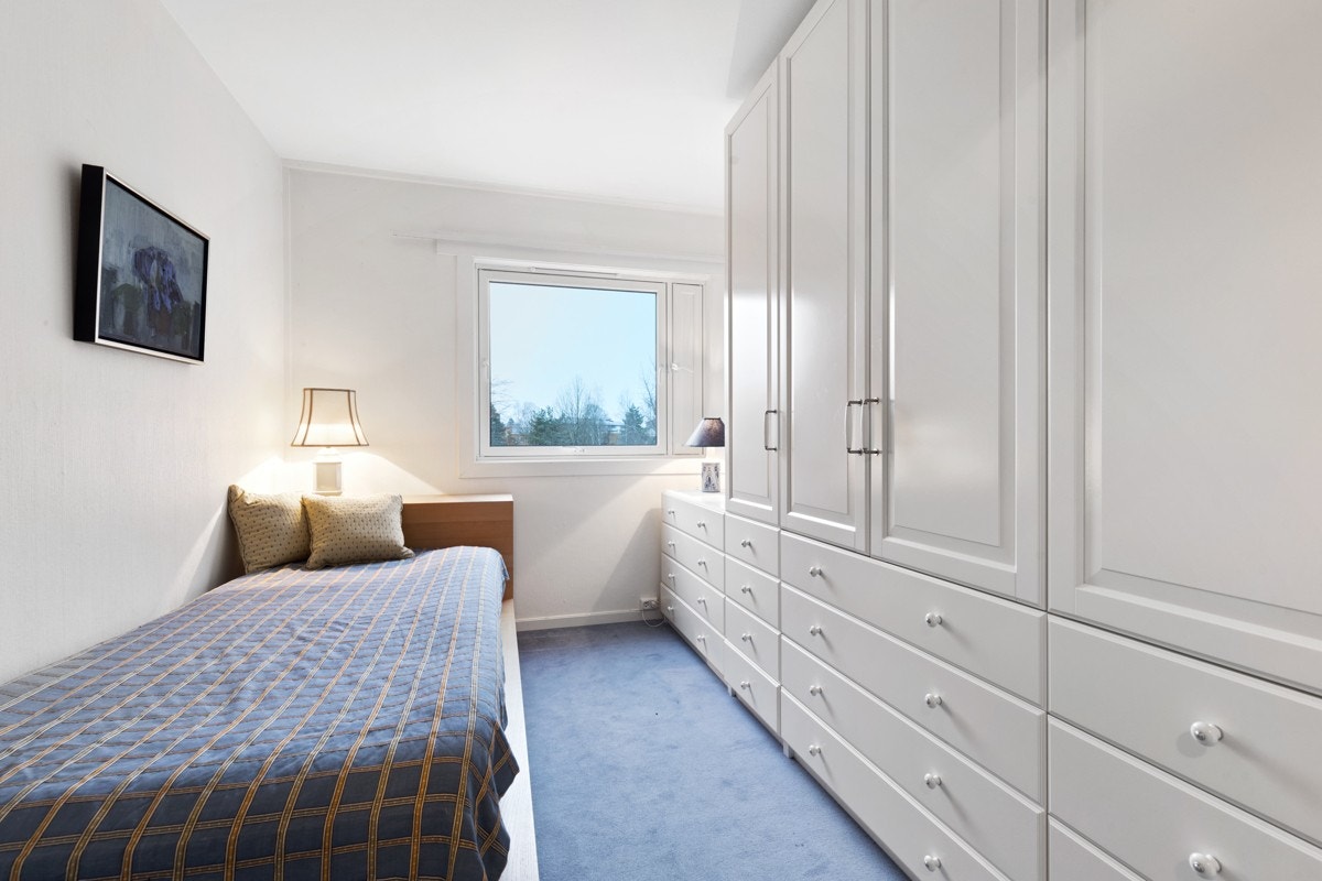 Hovedsoverommet har rikelig med skapplass Galleribilde