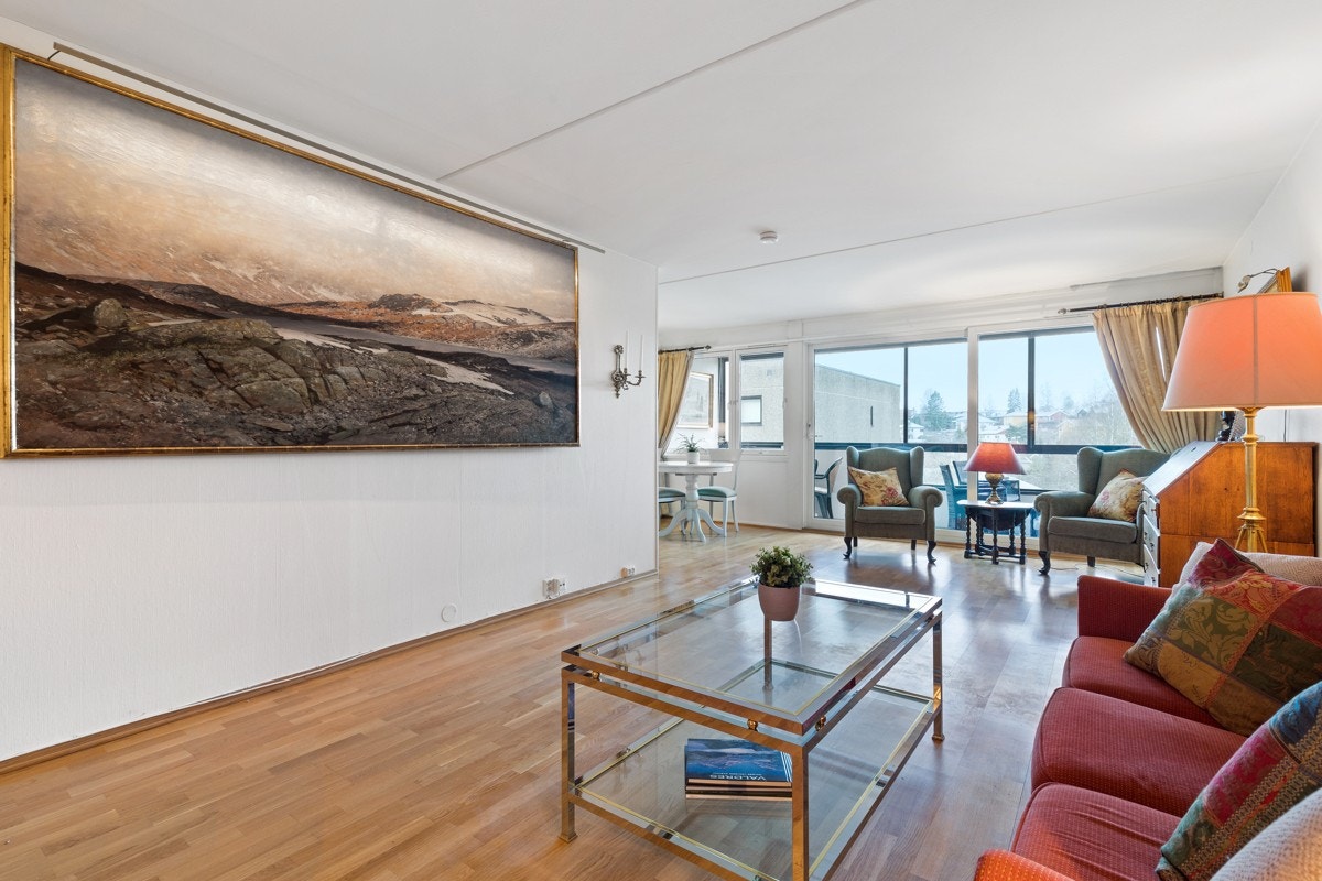 Romslig stue med gode innredningsmuligheter Galleribilde