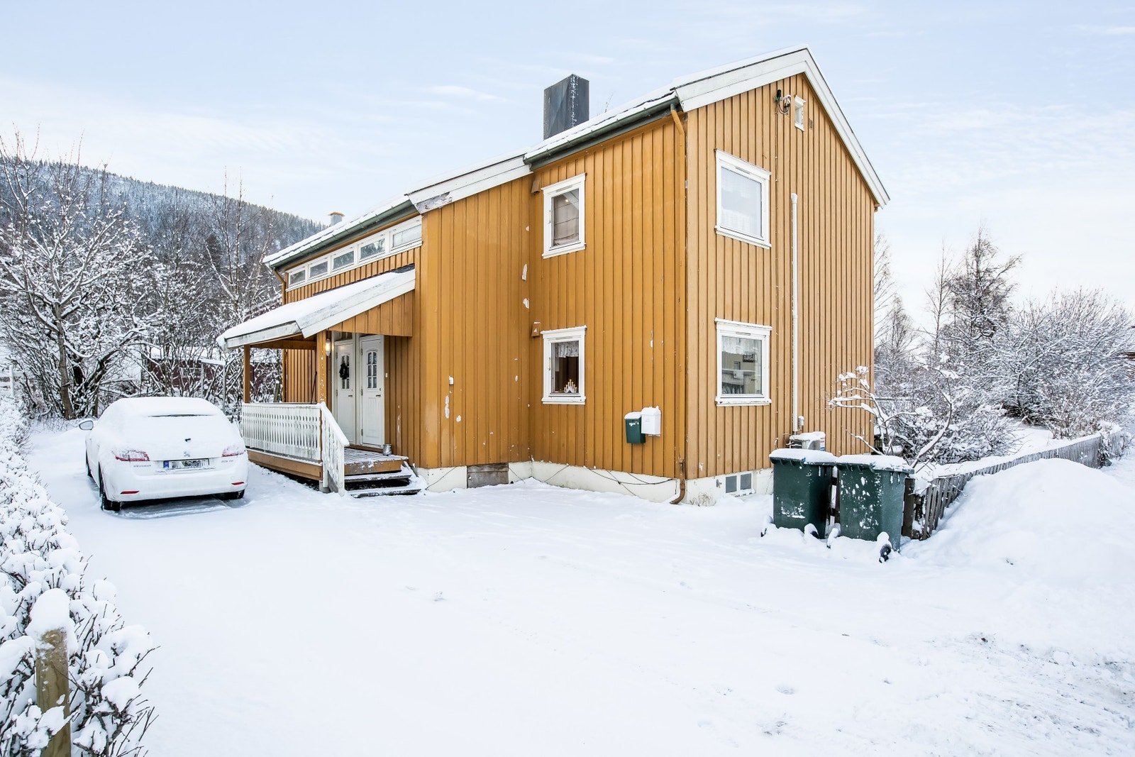 Eiendommen har en rolig og attraktiv beliggenhet sentralt på Orkanger. Fra eiendommen er det kort vei til barnehage, skoler og servicefasiliteter. Galleribilde