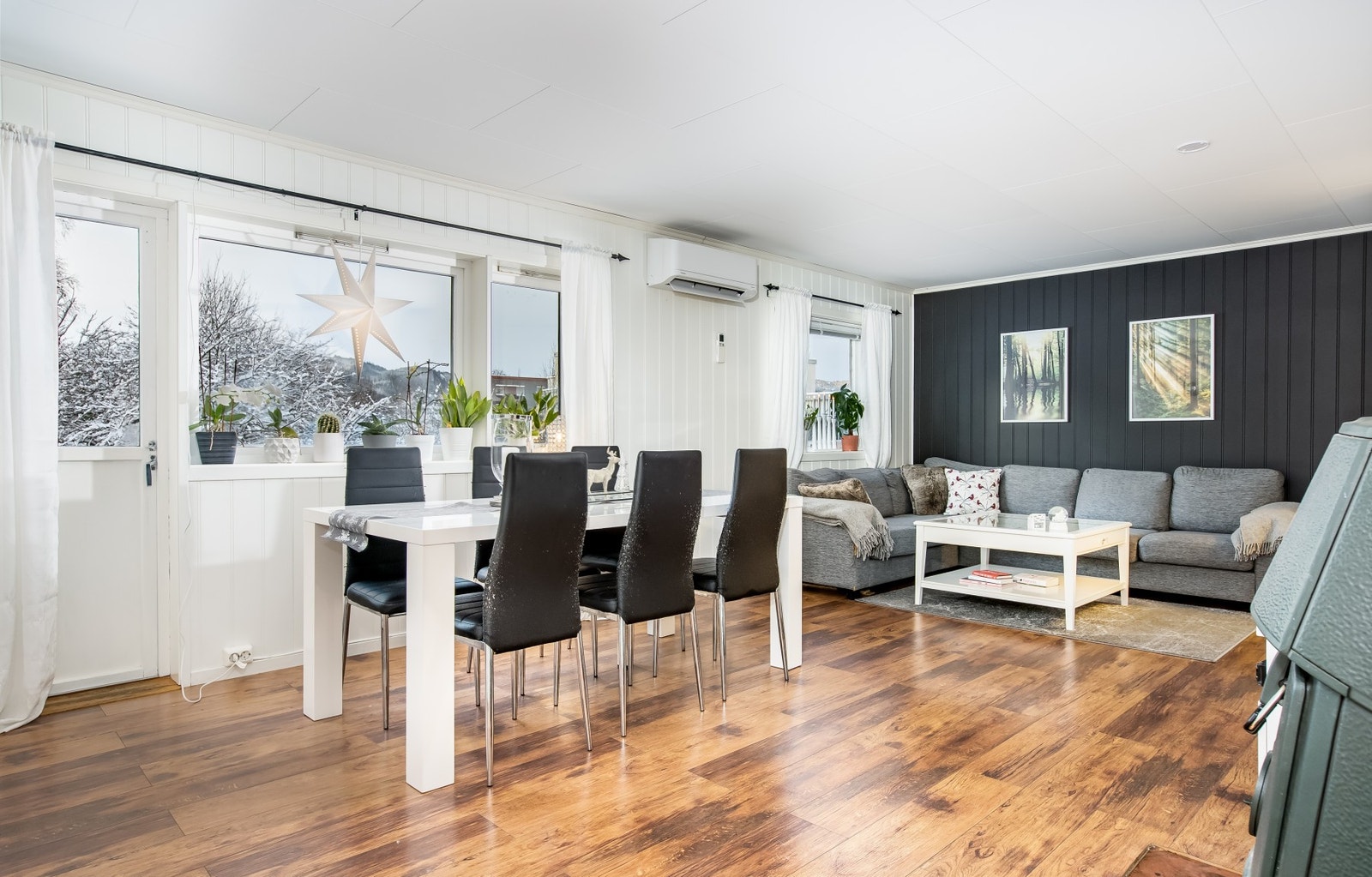 Det er god plass til spisegruppe og sofagruppe på stua. Galleribilde