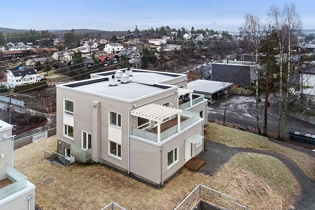 Vesvendt, solrik terrasse og hage Galleribilde
