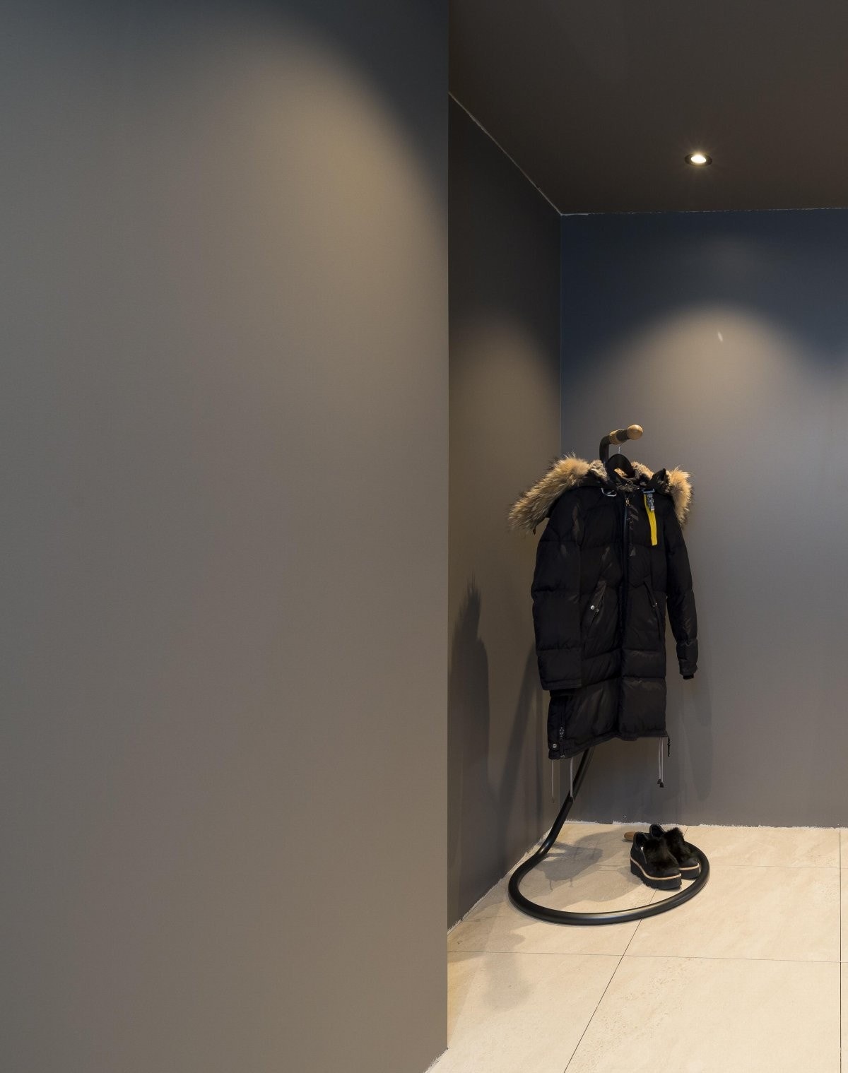 Romslig entré med plass til å etablere garderobe. Adkomst til badet Galleribilde