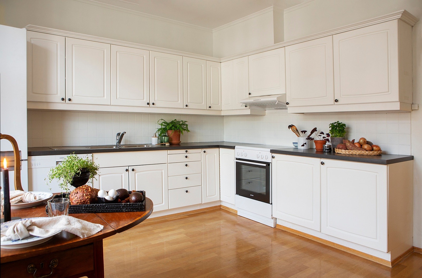 Lys og tidløs innredning på kjøkken. Godt med skap og benkeplass. Galleribilde