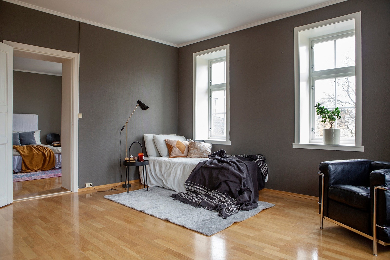 Soverom/stue på 19 kvm vendt mot sørvestenden av bygget. Galleribilde