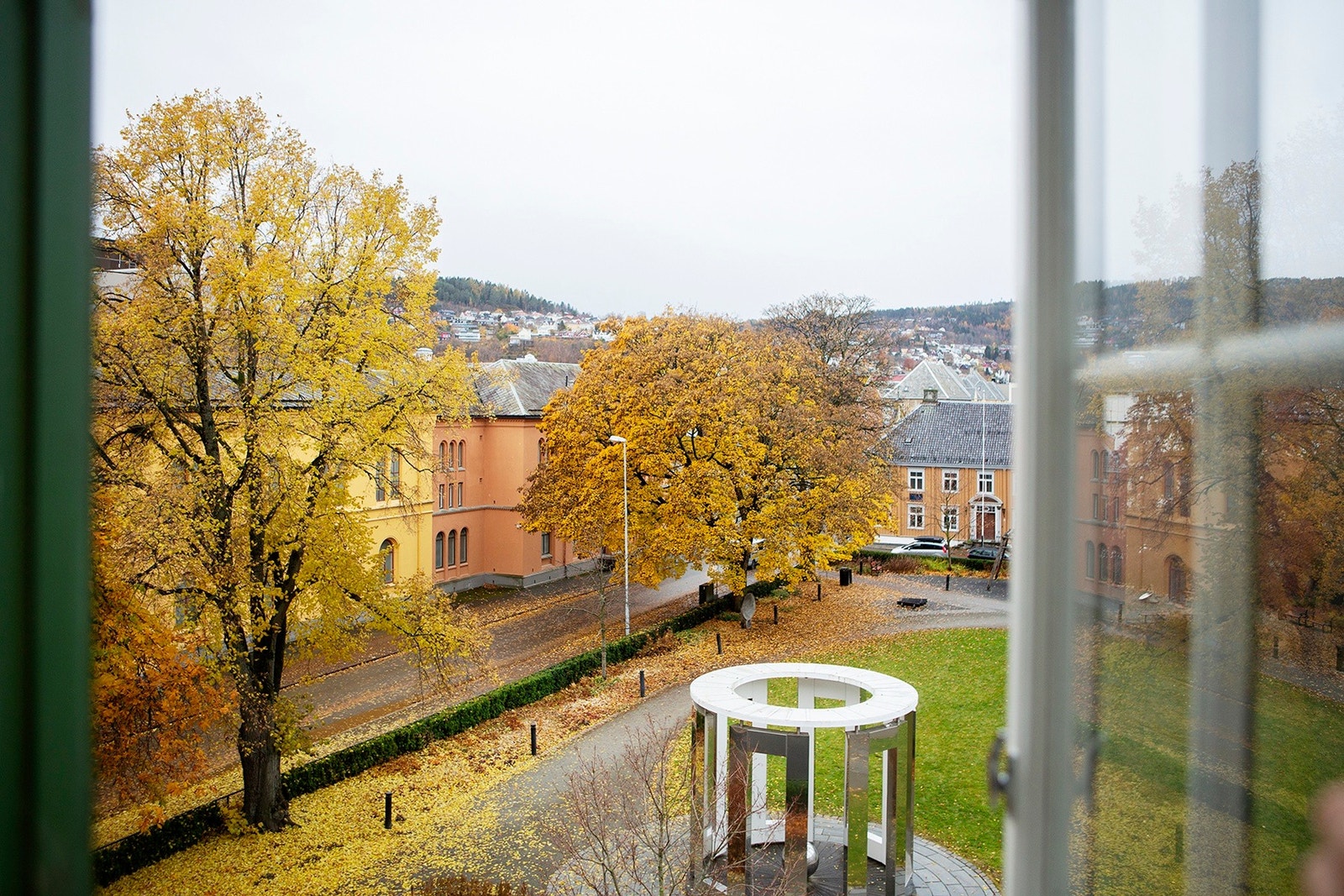 Her får du utsikt mot Museumsparken og minimalt med innsyn i 4.etasje, noe som er en sjelden kvalitet sentralt i midtbyen. Galleribilde