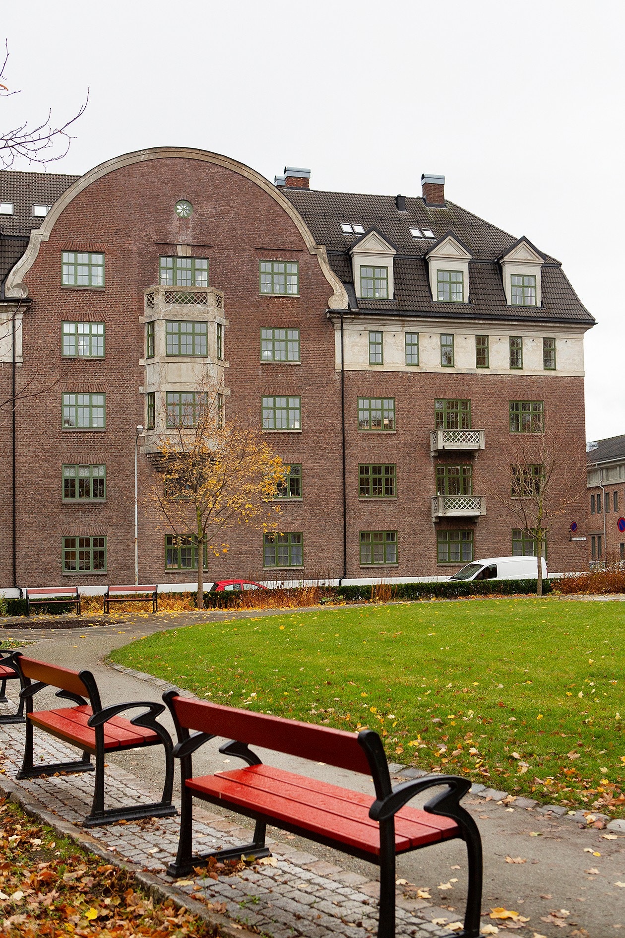 Mellom 1988 og 91 ble det gjort store oppgraderinger på gården, bl.a: nytt tak, ny vinduer, isolering mellom etasjene, montering av heis samt utskiftning av el-og vvs anlegg. Galleribilde