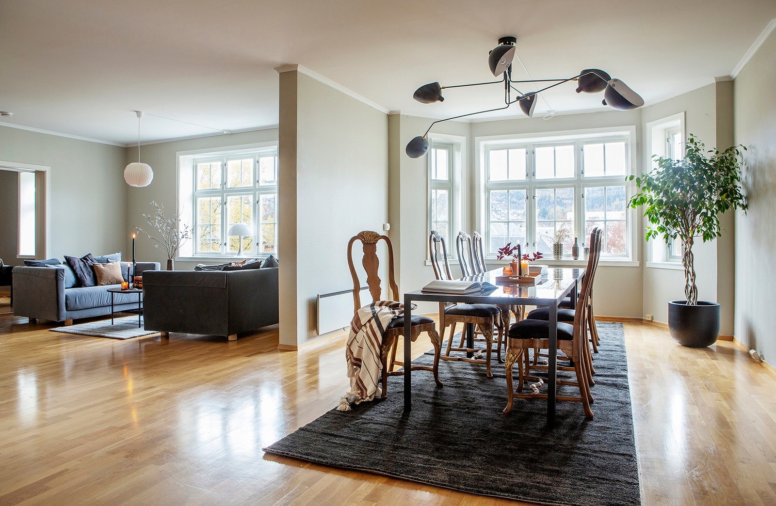 Her får du 4 romslige stuer med godt lysinnslipp og god takhøyde, en helt sjelden kvalitet i dagens marked. Galleribilde