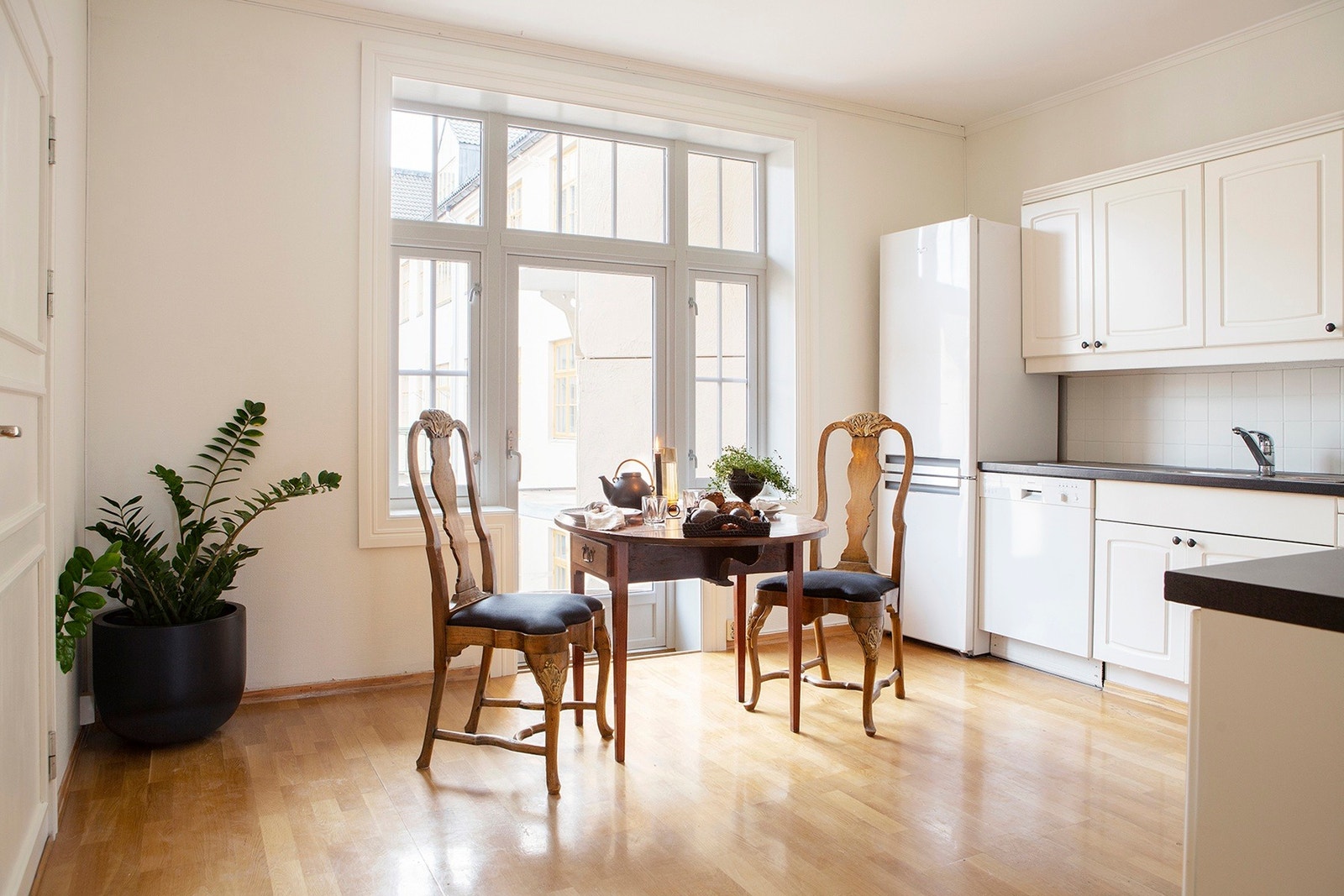 Kjøkkenrommet er på 15,5 kvm og har utgang til nyetablert balkong inn mot bakgården. Estimert ferdigstillelse for balkongen er januar 2020. Galleribilde