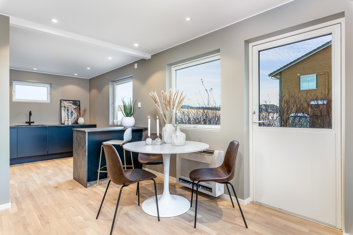 Kjøkkenet er hendig tilbaketrukket ved stuen og ble påkostet med en lekker kvalitetsinnredning fra Sigdal i 2019. Galleribilde