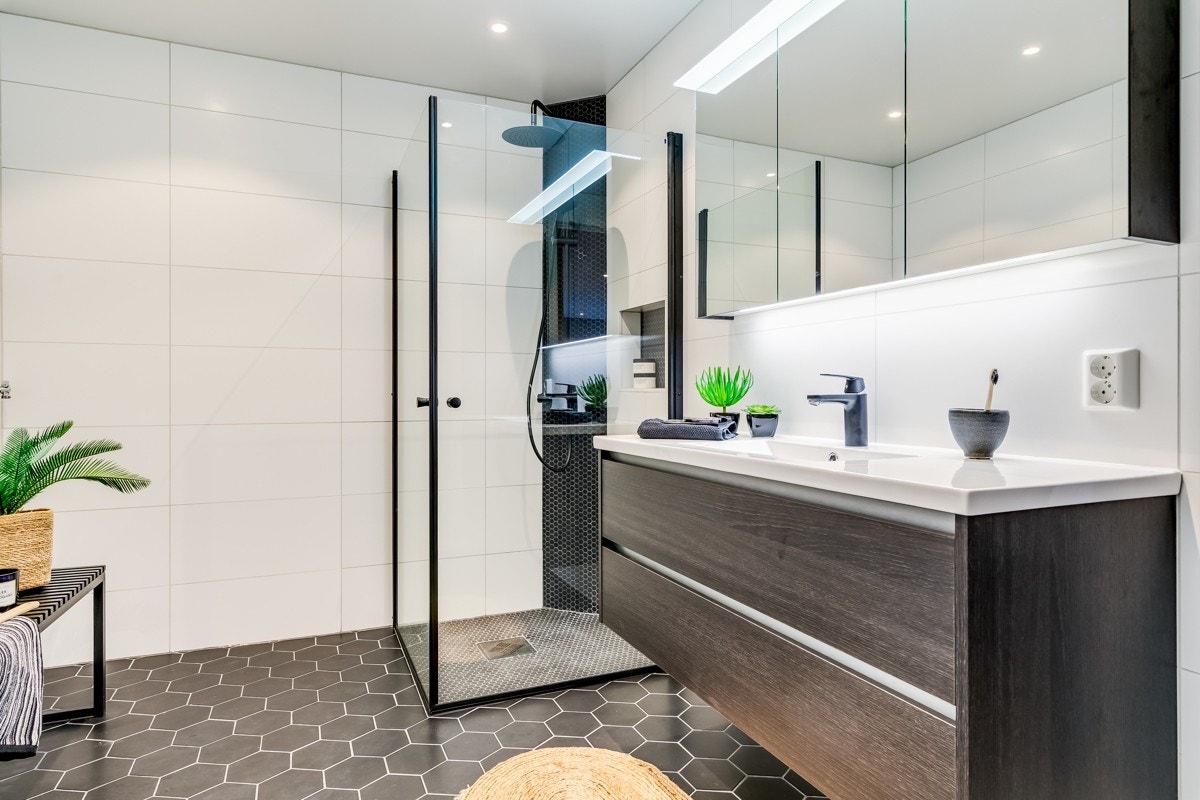 Innerst er det deilig tropedusj i sort avskjermet av to innfellbare glassdører med sort ramme. Galleribilde