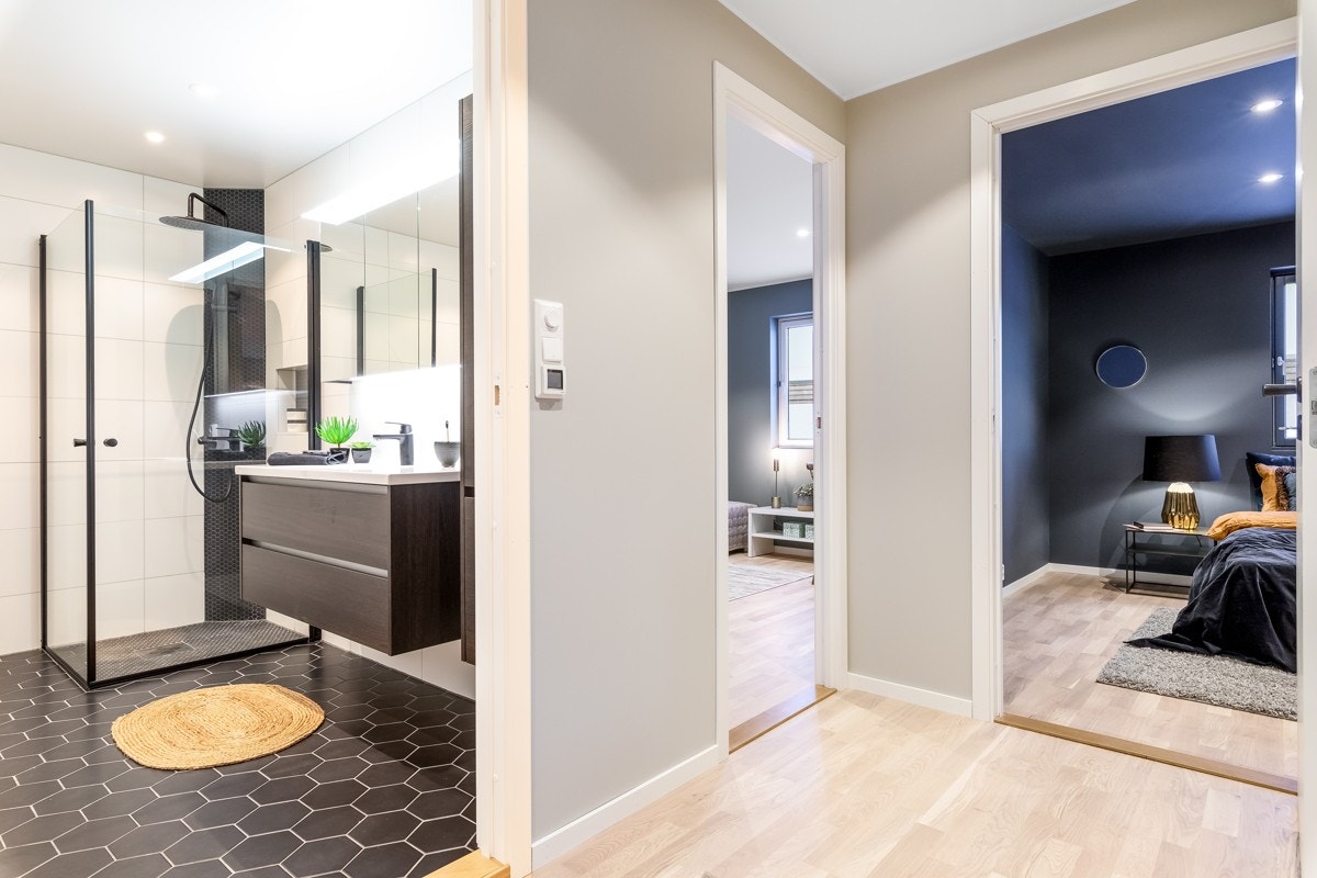 Badet er gode 6,5 kvm og har opplegg for vaskemaskin. Galleribilde