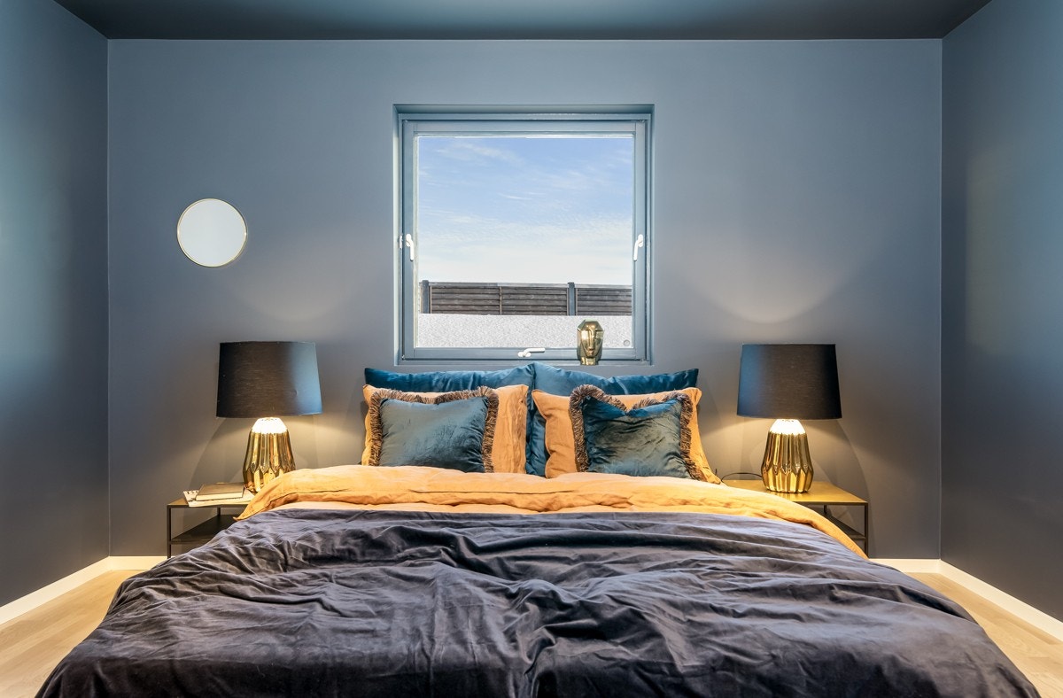 På hovedsoverom har vegger, himling og vinduslister fått en dyp blåtone. Galleribilde
