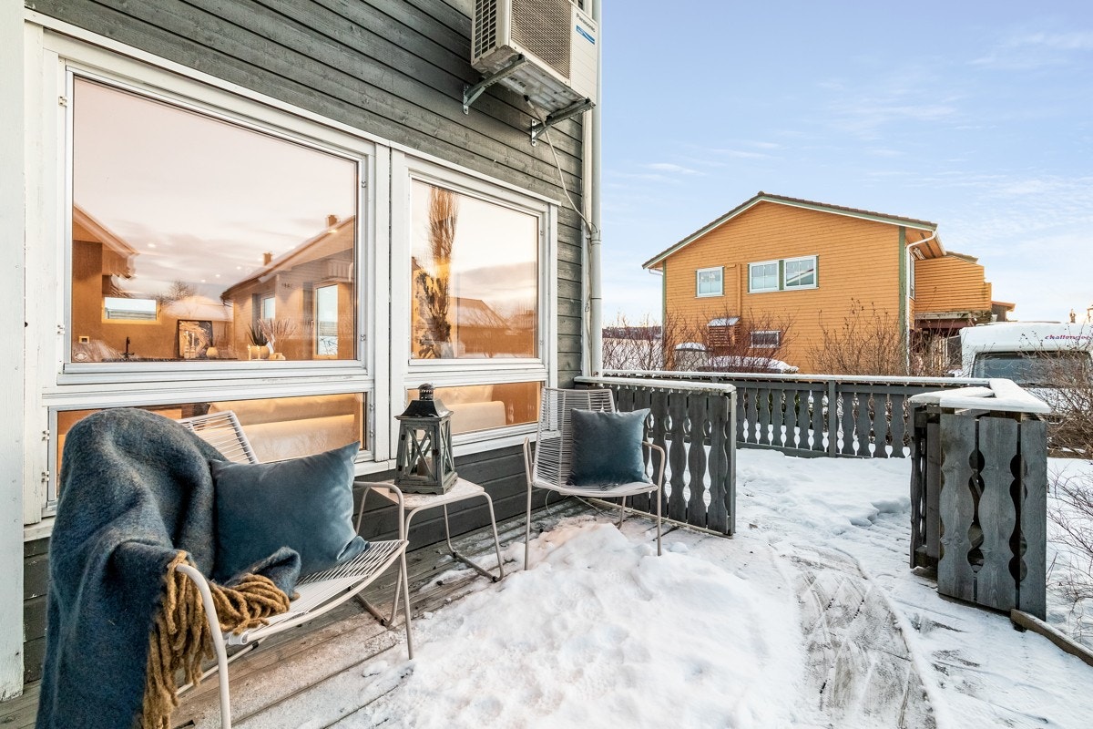 Ute er det stor stor vinkelterrasse hvor finværsdagene kan nytes. Galleribilde