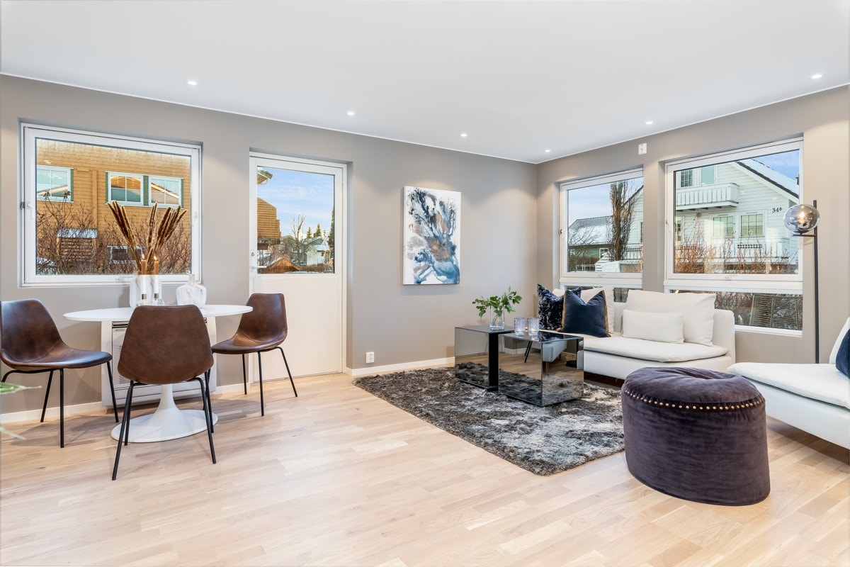 Med vinduer i to retninger får rommet gjennomlys og luftig atmosfære. Galleribilde