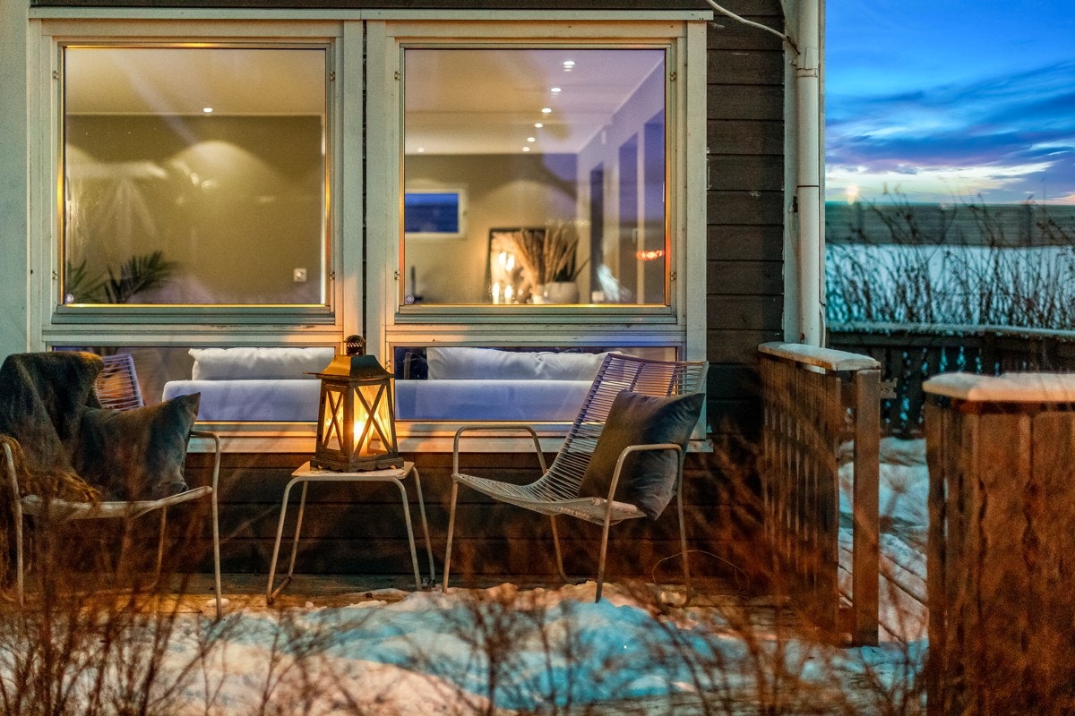 Området byr på offentlig kommunikasjon i form av buss og tog. Nærmeste holdeplass er Breidablikk skole som ligger ca. 375 meter unna boligen. Galleribilde