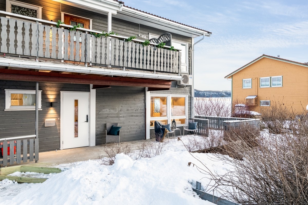 Leiligheten har dels overbygd inngangsterrasse med utebelysning. Galleribilde