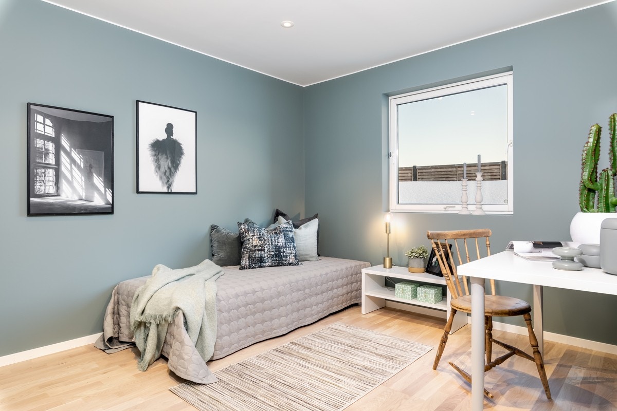 Leiligheten har to stilfulle soverom, på henholdsvis 11 og 13 kvm, med behagelig belysning og delikat fargepalett. Galleribilde