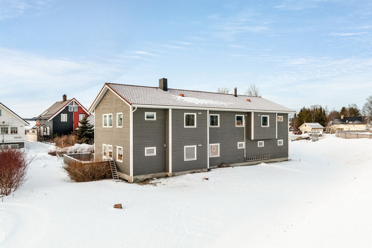 Eiendommen ligger i et attraktivt og sentralt boligområde på Heimdal i Trondheim kommune. Nærmeste dagligvarehandel er Rema 1000, Bunnpris og Spar, førstnevnte ca. 8 min gange fra leiligheten. Galleribilde