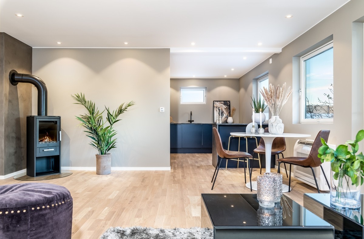 Stuen er 26 kvm og ligger i dels åpen løsning mot kjøkken på ca. 9,5 kvm. Galleribilde