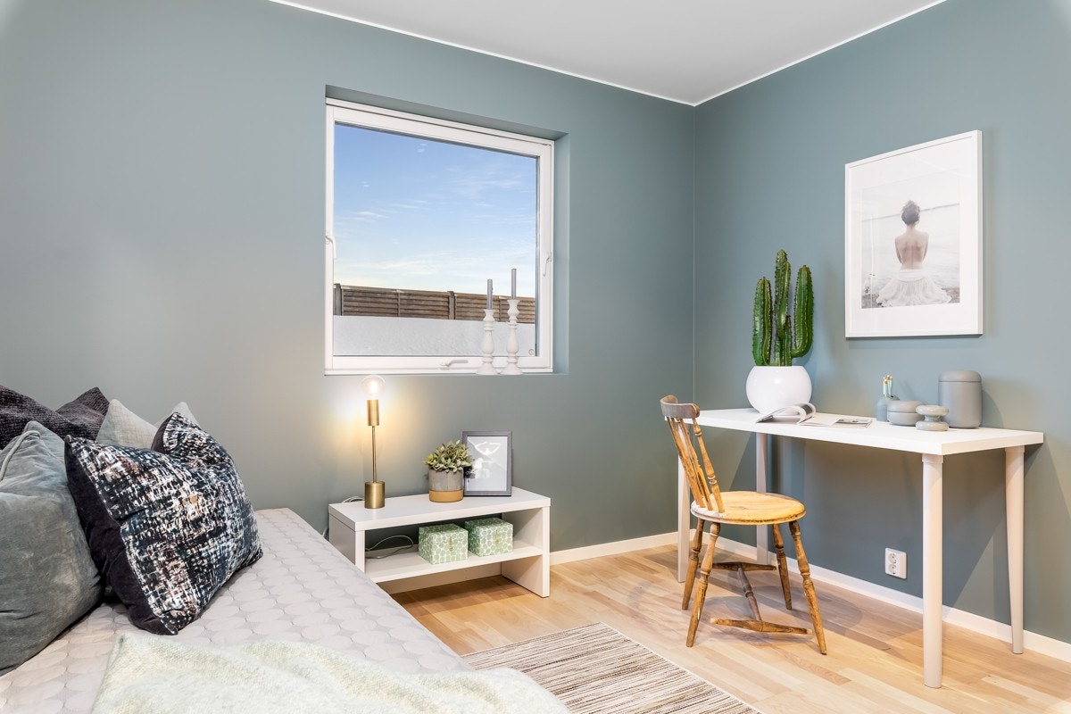 Soverommene ligger fint tilbaketrukket fra stuen og kjøkkenet, og har begge god plass til seng, kontorløsning og garderobeskap. Galleribilde