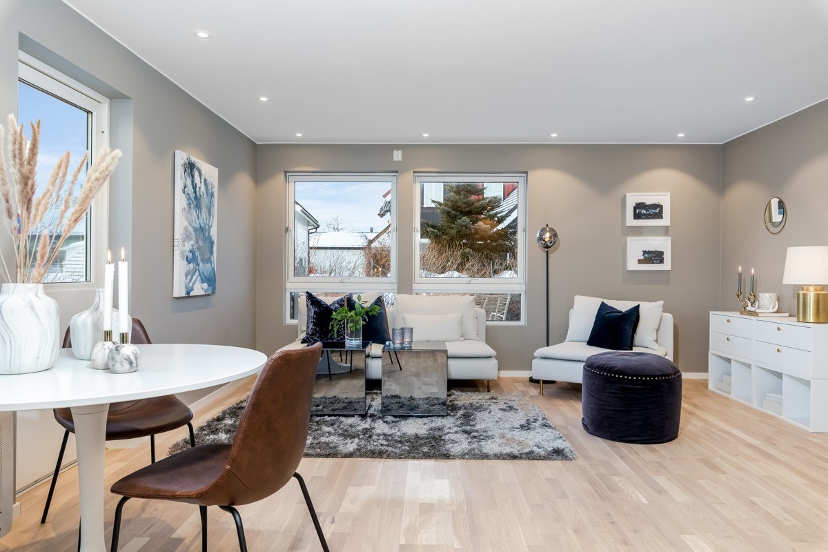 Stuen er innbydende med lysoljet parkettgulv og slette vegger i en lun, matt farge. Galleribilde