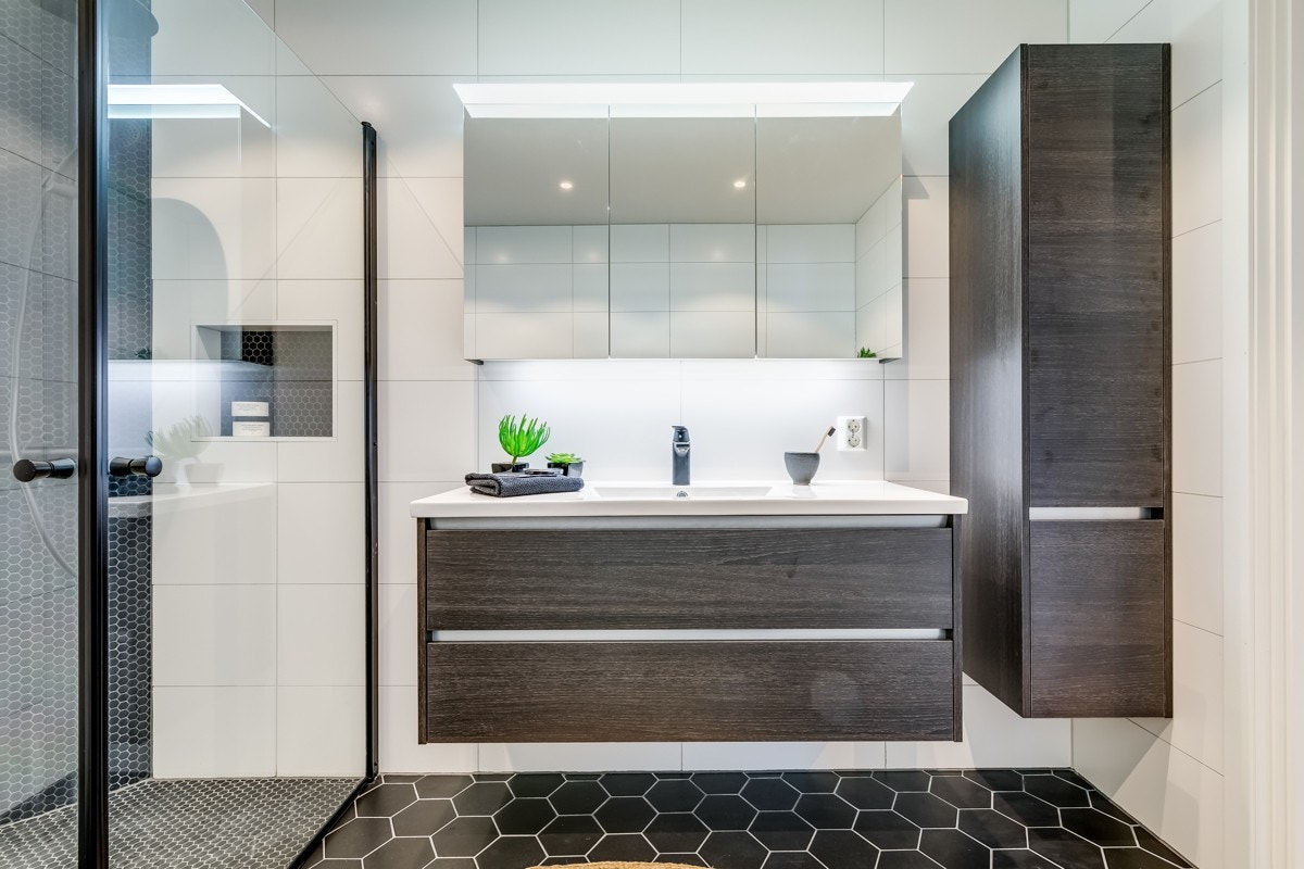 Badet ble fagmessig renovert i 2019 og er blitt et smakfullt velværerom med stilsikre detaljer. Legg blant annet merke til den innmurte hyllen i dusjen. Galleribilde