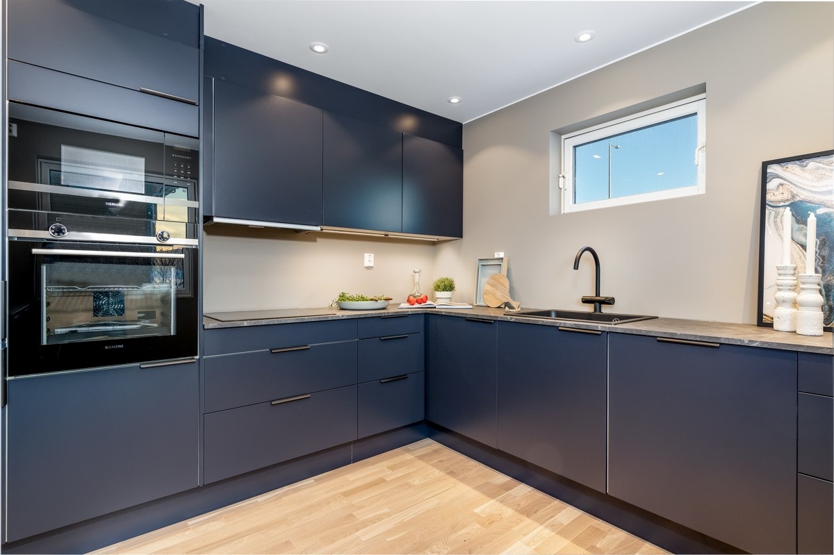 Videre har kjøkkenet fått sort oppvaskkum og armatur, benkebelysning og opplegg for integrerte hvitevarer som kjøl/frys, stekeovn, mikro, platetopp og oppvaskmaskin. Galleribilde