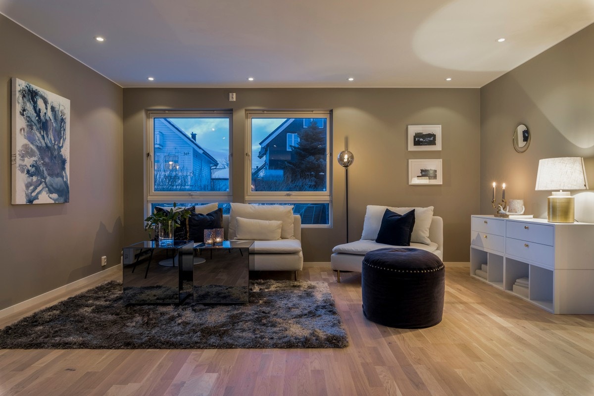 Ytterst i stuen er det god plass til sofagruppe og tv-seksjon. Galleribilde