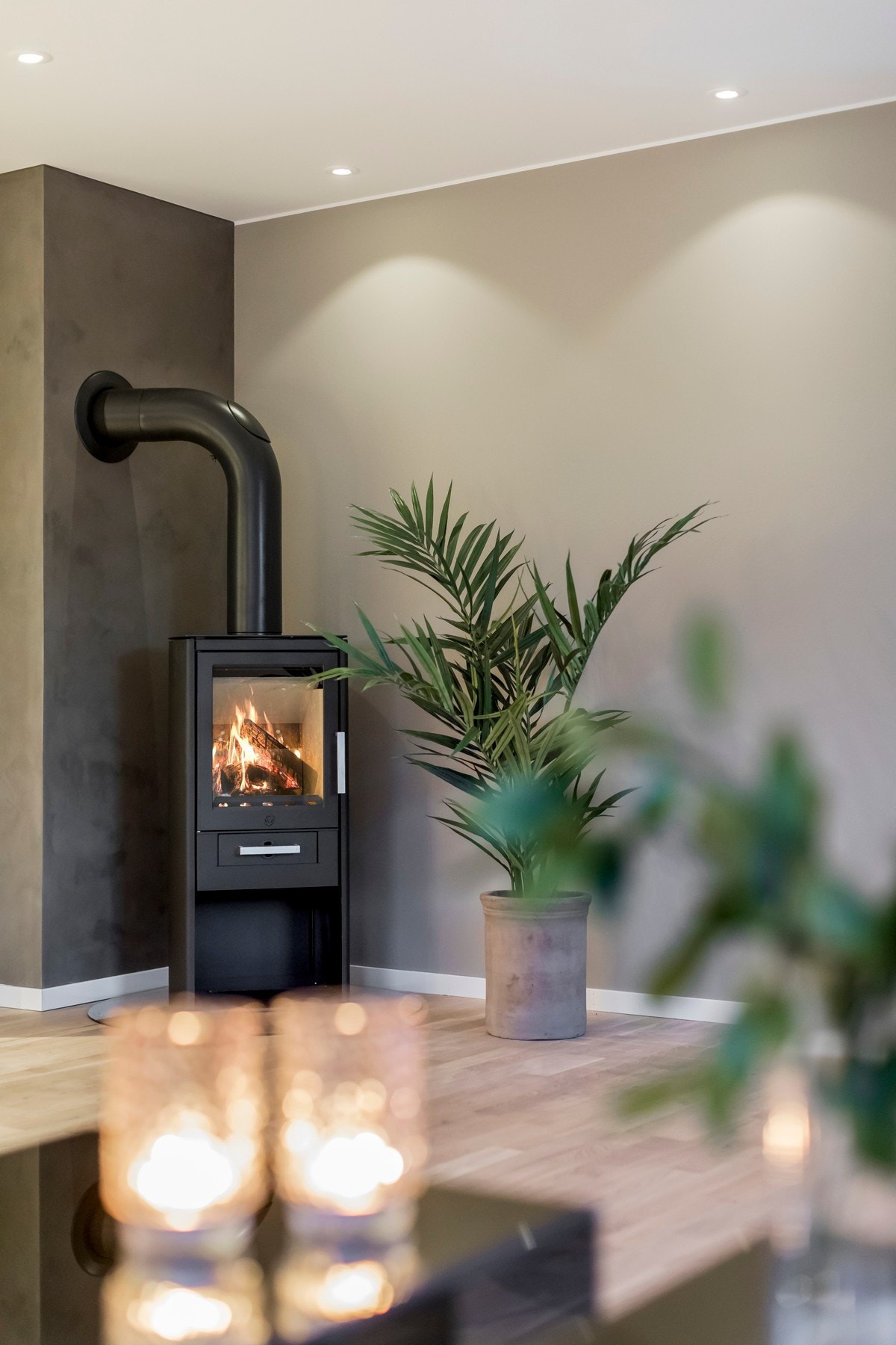 Boligen er oppvarmet av varmepumpe og en peis i stuen, supplert av varmekabler på kjøkkenet, stuen, entré og bad. Galleribilde