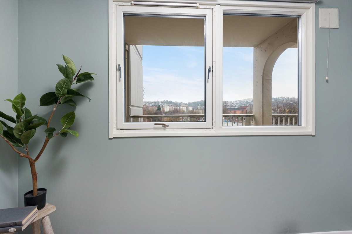 - Parkett på gulv, malte vegger og malt himling - Galleribilde