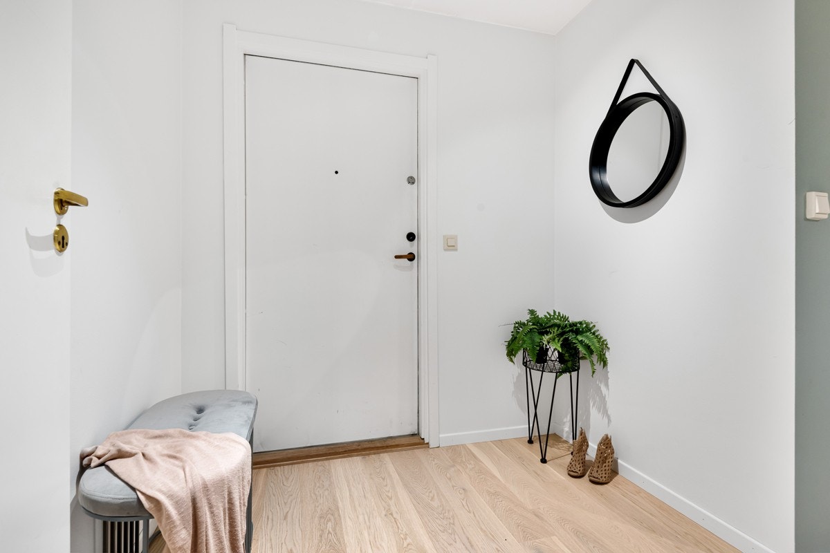 - Hyggelig inngangsparti med plass til oppheng av klær og plassering av sko - Galleribilde