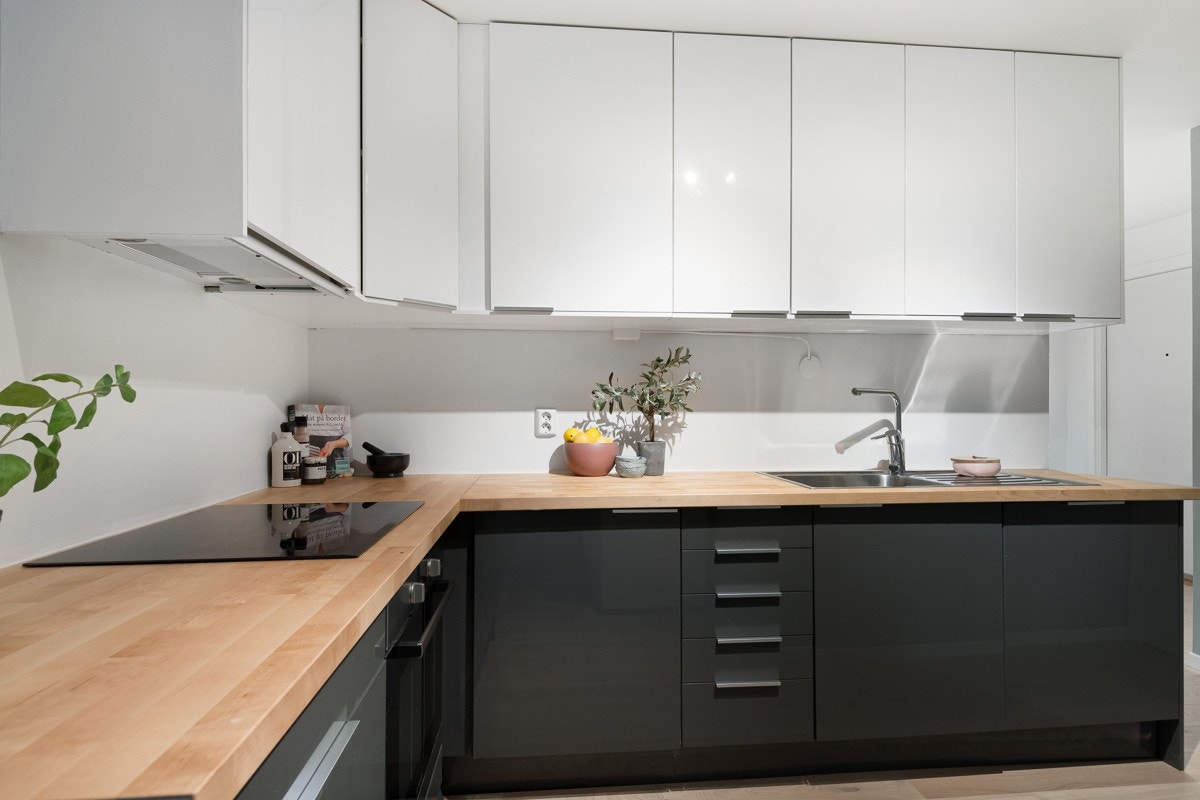 - Pen, moderne innredning med glatte fronter og god skap- og benkeplass - Galleribilde