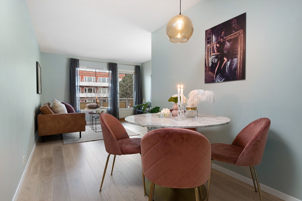 - Stuen har god plass til sittegruppe, spisebord og reol - Galleribilde