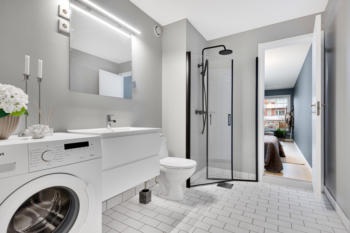 - Badet inneholder ellers toalett og opplegg for vaskemaskin og tørketrommel. Fliser med varme i gulv, våtromsplater på vegger og malt himling - Galleribilde