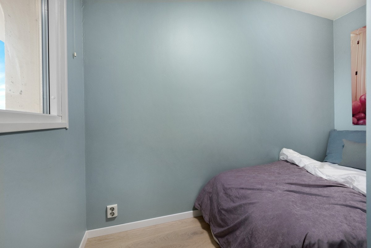 - Plass til seng, nattbord og kommode - Galleribilde