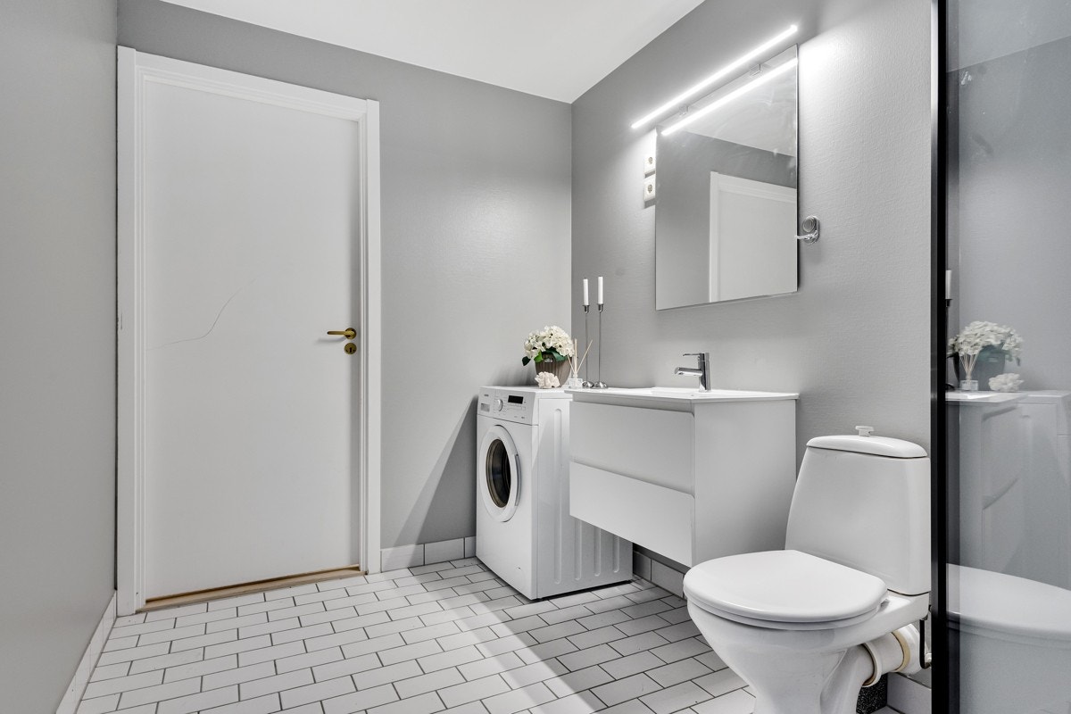 - Pent og romslig bad, modernisert 2019 med ny servant med skap, speil med lys, dusjarmatur med regnfallsdusj og nye dusjdører - Galleribilde