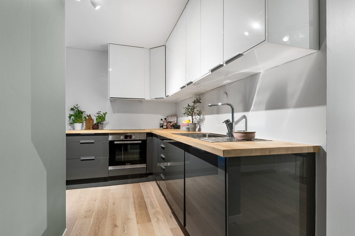 - Integrert stekeovn, koketopp og oppvaskmaskin. Kjøl- / fryseskap medfølger også - Galleribilde