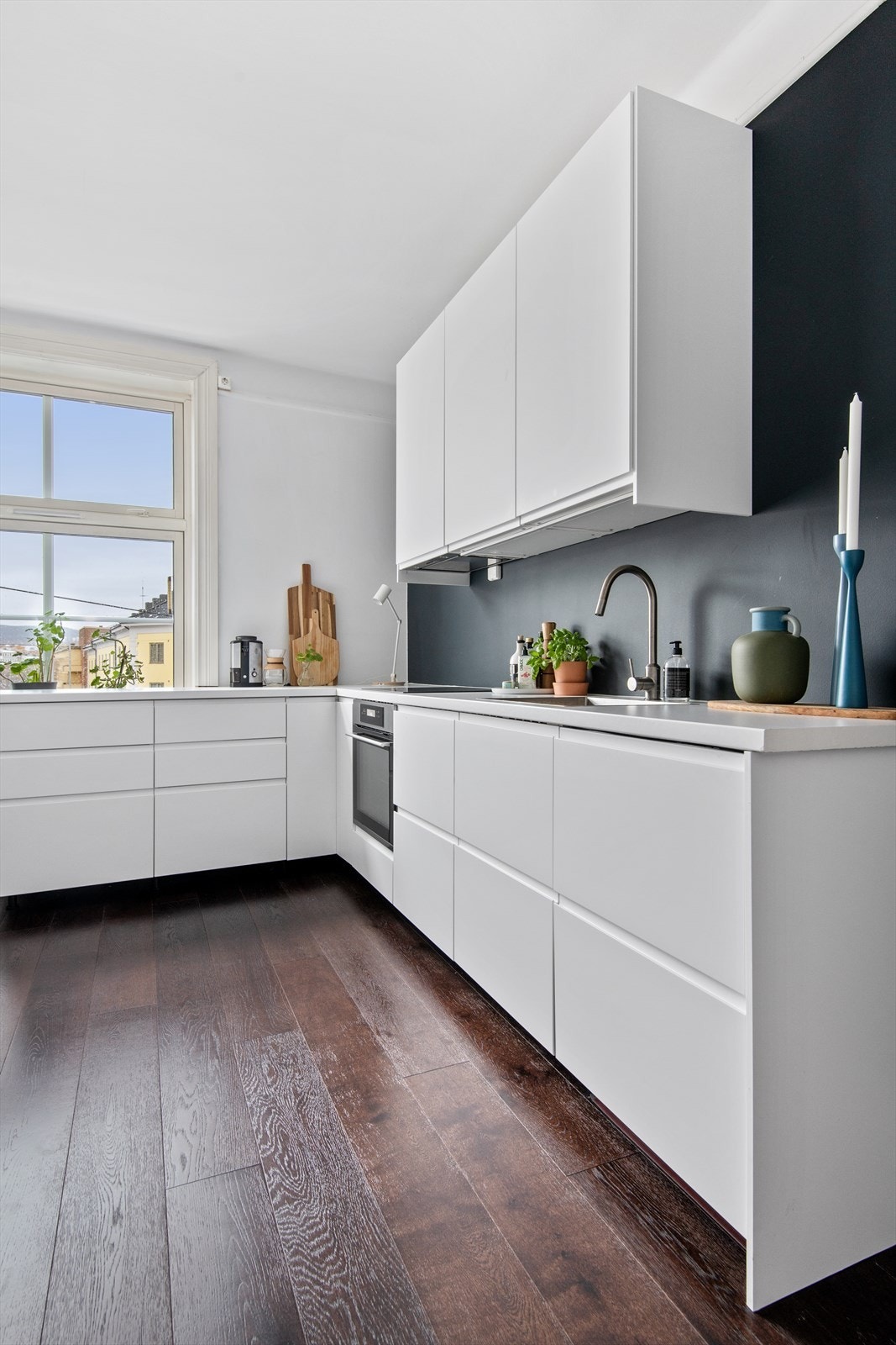 Leilighetens absolutte midtpunkt er kjøkken/spisestuen! Dette rom oppleves som luftig og sosialt Galleribilde