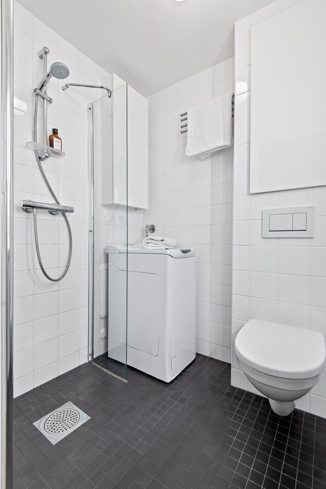 Innredningen består av veggmonterte dusjvegger, servant med skapinnredning, speil med belysning, veggmontert klosett og opplegg for vaskemaskin. Varmekabler i gulv Galleribilde